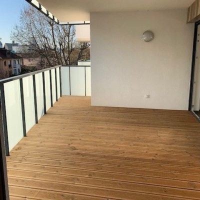 L’appartement 2 pièces à Huningue est doté d’un joli balcon de 14 m2 avec sol bois qui vous permet de profiter du cadre verdoyant de la résidence.