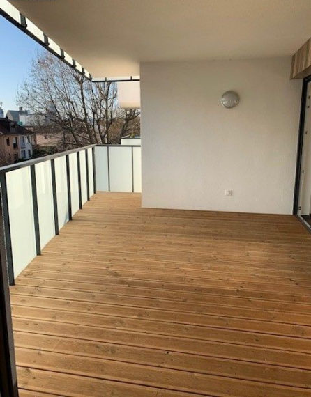 L’appartement 2 pièces à Huningue est doté d’un joli balcon de 14 m2 avec sol bois qui vous permet de profiter du cadre verdoyant de la résidence.