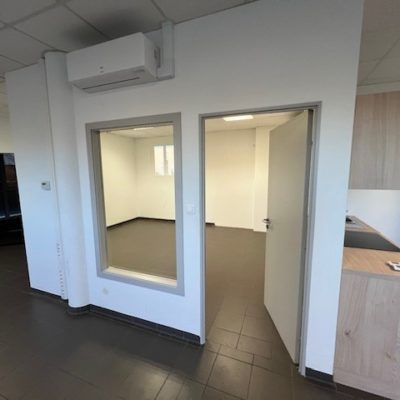 D’une superficie de 73 m2, le local commercial en location à Bartenheim dispose d’un grand bureau fermé avec sanitaires en complément de l’open-space.