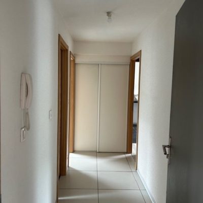 Le couloir de cet appartement T3 à Guebwiller dispose d’un placard de rangement et donne accès à la grande pièce de vie, aux deux chambres et à la salle de bain avec wc.