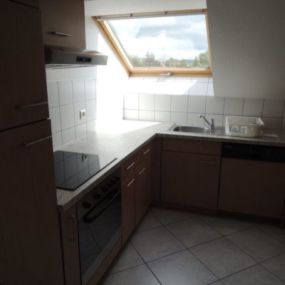 L’appartement 2 pièces (T2) dans une maison à Saint-Louis Bourgfelden (68300) est doté d’une cuisine équipée avec hotte, plaques de cuisson vitrocéramique, frigo four et lave-vaisselle.