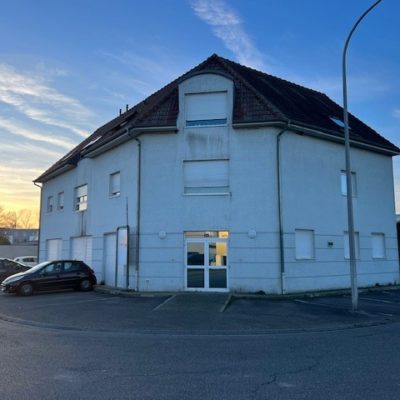 Dans la zone artisanale de Bartenheim (68870), Sérénité Groupe Gestion propose à la location un local commercial en rez-de-chaussée avec places de parking.