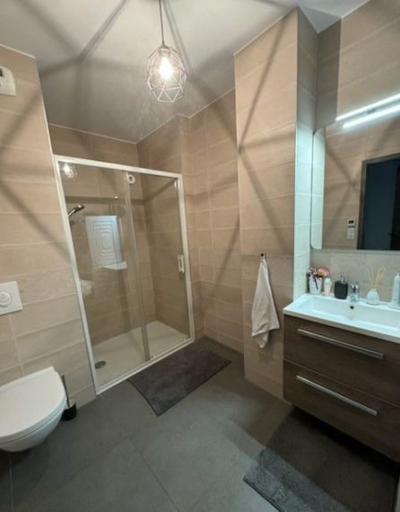 Avec cette location d’appartement 2 pièces à Huningue, bénéficiez du confort d’une salle de bain contemporaine avec douche et sanitaire.